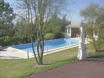 Les piscines peuvent parfaitement s'intégrer dans un jardin paysagé