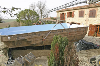 l'emplacement creusé dans le jardin doit avoir des dimensions supérieures au bassin. On dépose au fond du trou soit du gravier soit une couche de béton maigre afin de stabiliser l'ensemble.