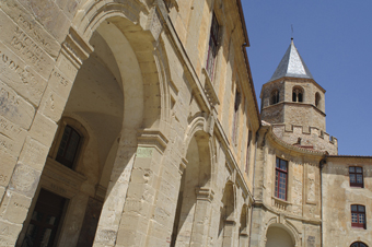 L’Abbaye-école de Sorèze - L'architecture évolutive et fonctionnelle  du site s'est adaptée à ses différents changements de statuts :  abbaye et école au XVIIe siècle, École royale militaire au XVIIIe,  École Lacordaire au XIXe et enfin École de droit privé au XXe siècle, elle a su conserver son patrimoine et le maintient actuellement  grâce à une grande campagne de restauration engagée depuis 1993.