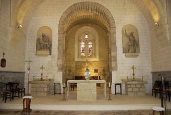 L’Eglise Saint-Pierre d'Alzonne à Montferrand - Construite en 1096,  elle propose plusieurs éléments remarquables notamment  une nef romane, un autel et une croix sous le porche.  A proximité, on trouve des stèles, monuments funéraires dressés  à la tête de la tombe. Seuls sont cependant classés à proximité,  les vestiges d'une ancienne église du IVe siècle et ceux  d'anciennes thermes romaines sur le terrain de Peyre-Clouque.