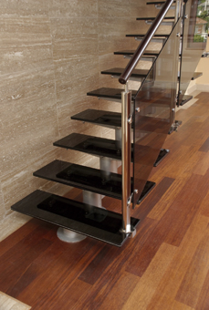 Sans contremarches, l'escalier offre une plus grande luminosité dans votre intérieur et apporte une touche très contemporaine