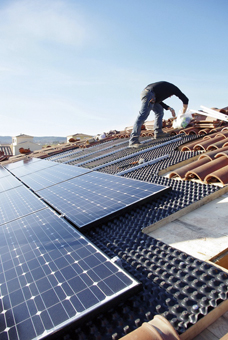 La pente d'un toit est souvent proche de l'inclinaison idéale d'un panneau photovoltaïque à condition que l'orientation soit bonne