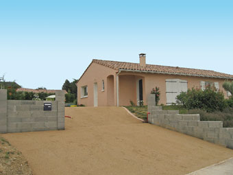 Du sol au plafond, à l’intérieur comme à l’extérieur, le béton se décline sur tous les tons. A la fois résistants et esthétiques, les bétons décoratifs peuvent habiller une terrasse, une plage de piscine comme des allées de jardin.