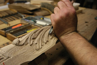Entre création artistique et artisanat, la sculpture sur bois s’exerce à l’aide de techniques ancestrales. Pour offrir une belle finition, le sculpteur sur bois va utiliser des ciseaux à bois, une gouge (outil au tranchant arrondi) et un rifloir (lime permettant un modelage de précision).