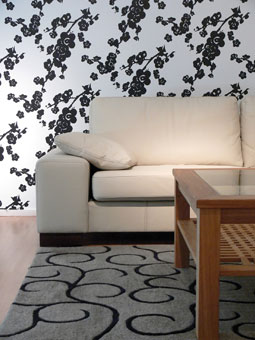 Effets de courbes réussis pour ce tapis qui épouse parfaitement les tonalités contemporaines du salon. Les lignes dessinées par le mobilier s'en trouvent adoucies ; côté matière, la moquette apporte à coup sûr un confort très douillet.