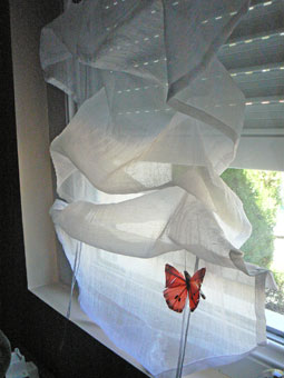 Les stores en tissus sont idéalement conçus pour de petites fenêtres ou des pièces réduites. Aériens, ils savent se faire oublier en jouant la semi-transparence. A l'image de ce joli papillon, on peut également s'amuser à les habiller et renforcer ainsi cette impression de légèreté.