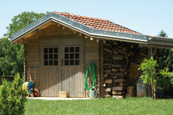 Cet abri de jardin semble très bien conçu. Son auvent permet d'abriter la réserve de bois alors que sa superficie autorise des usages multiples. A la fois espace de rangement et de bricolage, il nécessite un entretien régulier