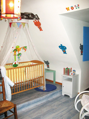 Personnalisation toujours, le sticker apporte une touche déco et définit le thème de la chambre. Amovibles, les stickers géants ou de petite taille présentent l’avantage de pouvoir être remplacés n ou, tout bonnement, supprimés.
