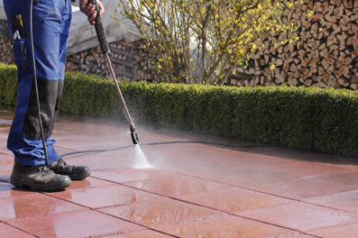 Pour entretenir sa terrasse en carrelage, il existe plusieurs méthodes. La plus douce consiste à user de savon noir, de bicarbonate de soude ou encore de vinaigre blanc. La plus musclée demeure le recours au nettoyeur à eau haute pression. Elle doit rester très ponctuelle afin de ne pas abîmer la surface émaillée.  