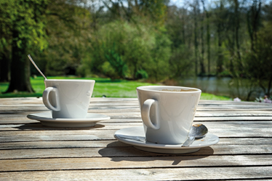 Une pause détente en terrasse, on en rêve durant les longs mois d'hiver.  Alors, il n'y a plus une minute à perdre : en maison ou en appartement, une terrasse s'impose 