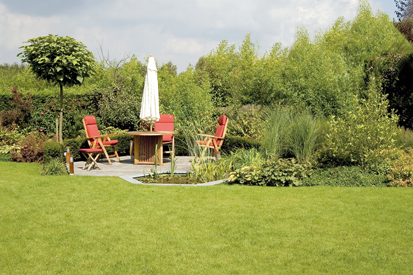    On recommande une terrasse adjacente à l’habitat pour des questions de commodité. Cependant, lorsqu’on dispose d’un grand jardin, on peut envisager de créer d’autres espaces de détente, comme ici, en bordure de massif.  