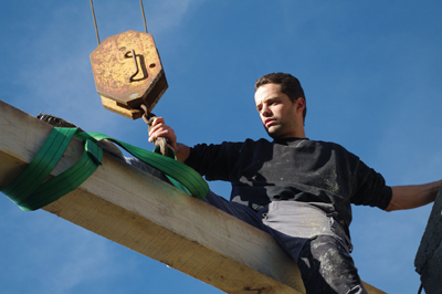 Comme tous les artisans spécialisés dans la construction, la réparation ou l'entretien de toiture, le charpentier exerce un métier à risque, le respect de protocoles de sécurité s’impose. 