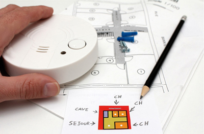 Pour rappel, la loi du 9 mars 2010 prescrit que tous les logements devront être équipés d'au moins un détecteur de fumée normalisé au plus tard le 8 mars 2015. Pour savoir où l’installer, demandez conseil aux professionnels du secteur. 