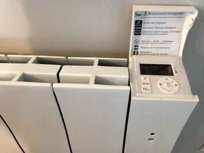 Equiper ses radiateurs de robinets thermostatiques permet de moduler la température pièce par pièce. Certains d’entre eux sont également programmables et régulent la chaleur selon des plages horaires déterminées par les habitants du foyer. 