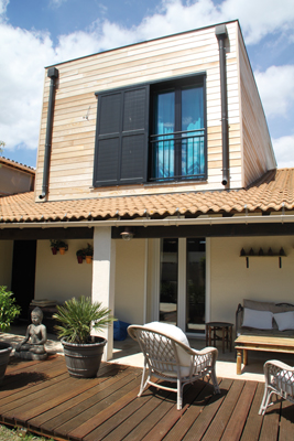 La surélévation en bois confère charme et modernité à une villa traditionnelle de plain pied. Ci-après, l’espace supplémentaire est de 40 m2 comprenant deux chambres et une salle de bain.