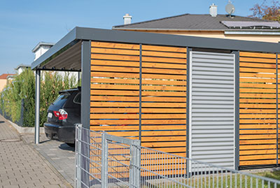 L’abri de voiture se fait volontiers plus aérien. Les derniers modèles de « carport » bénéficient de lignes épurées et de teintes contemporaines. 