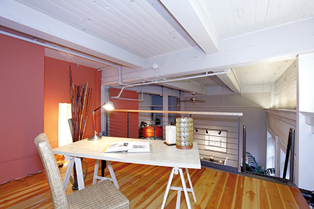 Classique en terme d’aménagement, l’espace accueille un bureau donnant sur la pièce à vivre.