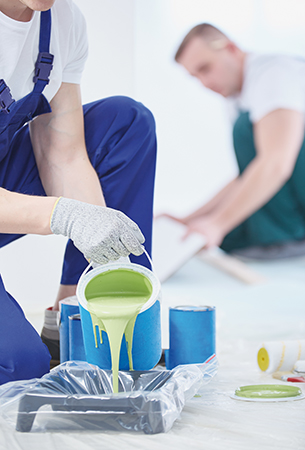 Confier ses travaux de peinture à un professionnel, c’est une garantie en terme de rendu et  une meilleure longévité.Crédit photo : AdobeStock© Photographee.eu 