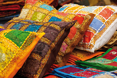 Pour une décoration haute en couleurs, le style gypset associe tapis, coussins, fer forgé et bois.