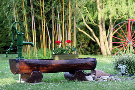 A chaque jardin son point d'eau, ici une fontaine au style rustique revisité