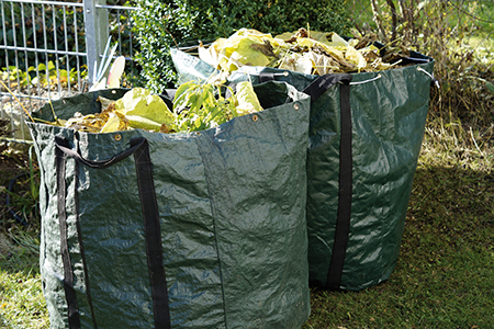 De bons équipements facilitent le stockage et la collecte des déchets verts, ici des bigs bags réutilisables, résistants aux intempéries. 