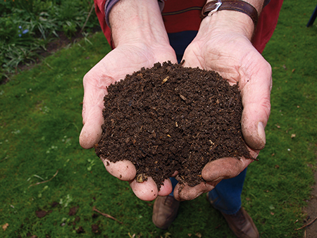Le compostage permet de recycler les déchets organiques tout en abondant de façon naturelle le sol de son jardin et de son potager. 