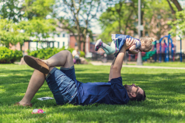 La pelouse est bien plus qu'un simple élément décoratif de votre environnement. Bien entretenue on appréciera de marcher pieds nus ou de respirer son parfum d'herbe fraîchement coupée.