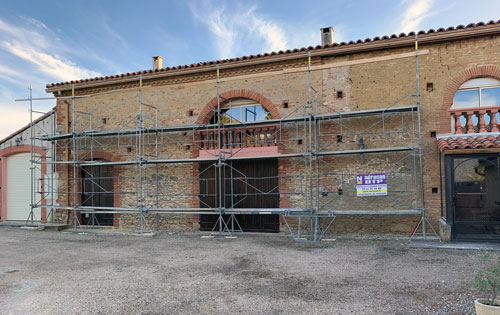 Ravalement à l'identique d'un corps de ferme typique du Lauragais, en pierre et brique