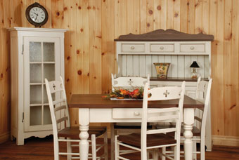 Pour meubler l’espace repas, on a souvent recours à des meubles de rangement traditionnels. La cuisine ci-dessus fait la part belle au bois avec sa  crédence et sa vitrine destinées à abriter vaisselle et provisions. 