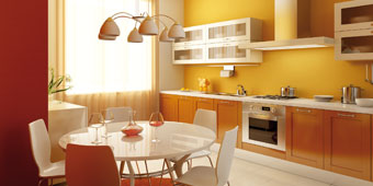 Cette cuisine aux couleurs acidulées apporte beaucoup de fraîcheur et de dynamisme. Les formes rondes du lustre, de la table et des chaises adoucissent les lignes plus épurées de la cuisine équipée.  