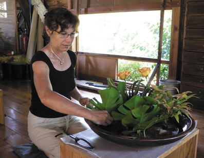Martine Pantel pratique l'ikebana depuis 25 ans. 5 mn, 1 heure, la réalisation d'un bouquet est fonction de la pratique et tout simplement du temps que l'on se donne 