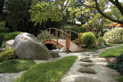 Le jardin japonais est né d'une tradition initiée par les moines jardiniers bouddhistes. Il y règne, comme dans une nature préservée, une harmonie entre l'eau, le végétal et le minéra