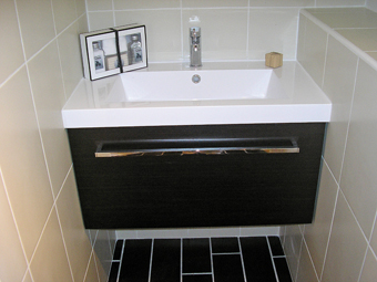 Le mobilier de salle de bains doit épouser l'espace et servir le parti pris déco. Il peut s'agir de formes douces et rondes comme de lignes droites et épurées. Dans tous les cas, les meubles suspendus ont le vent en poupe : ils facilitent l'entretien et permettent de réduire l'encombrement
