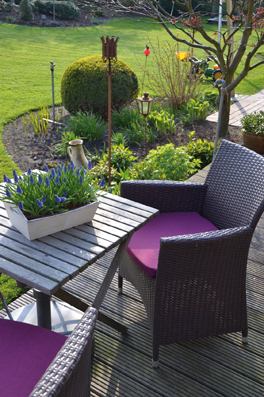 Les meubles contemporains ont fait leur apparition en terrasse aux côtés des meubles de jardin plus classiques en PVC, rotin ou fer forgé. Toujours plus confortables, ils invitent à profiter à plein de ce nouvel espace de vie. 