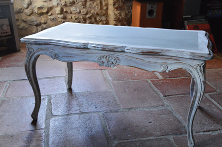   Quelques heures de travail pour cette table Louis XV aux tonalités naturelles dans l’esprit «effet vieilli»