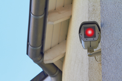 Reliées à un système d’alarme, certaines caméras de surveillance intègrent des détecteurs de mouvement et un éclairage infrarouge afin de détecter les intrus même en pleine nuit.