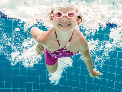    En France, on recense environ 1000 décès par noyade par an, principalement des jeunes enfants. Les alarmes de piscine sauvent des vies !