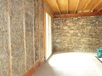Utiliser un isolant en paille pour rénover une maison ancienne : un bon bilan pour l’énergie grise ! 